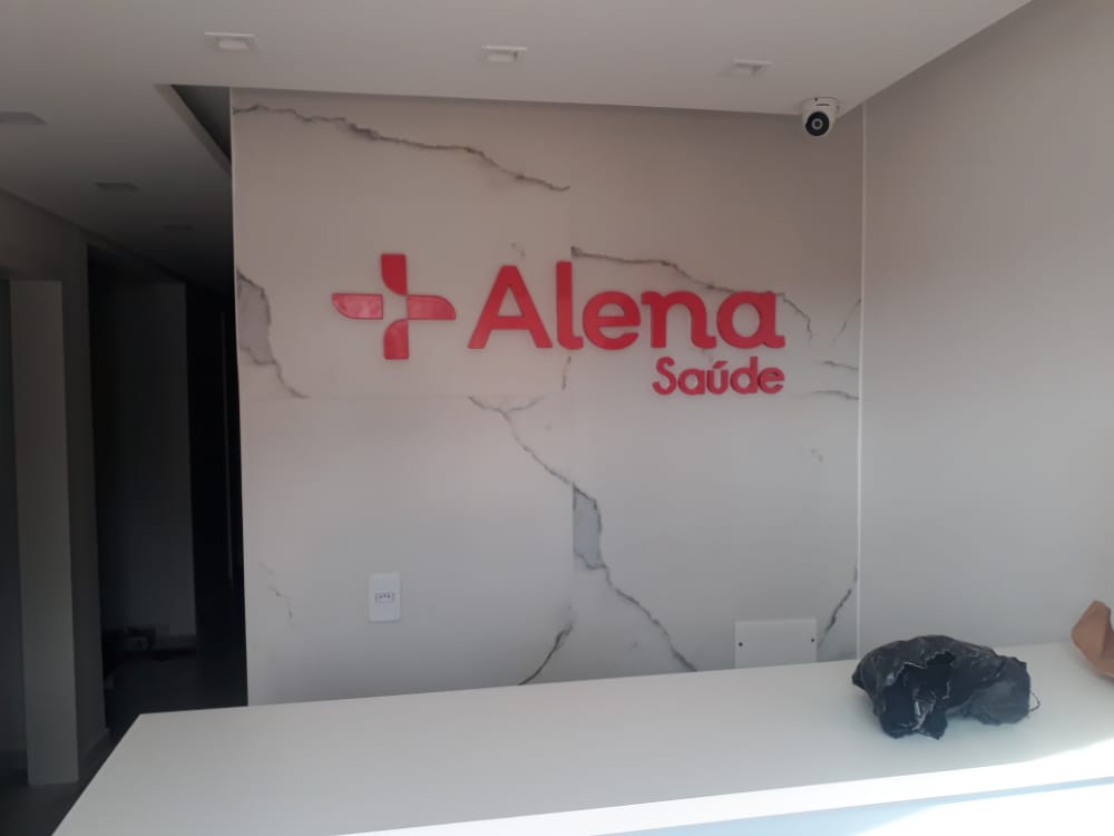 Letra caixa vermelha instalada na recepção da Alena Saúde — projeto Criart