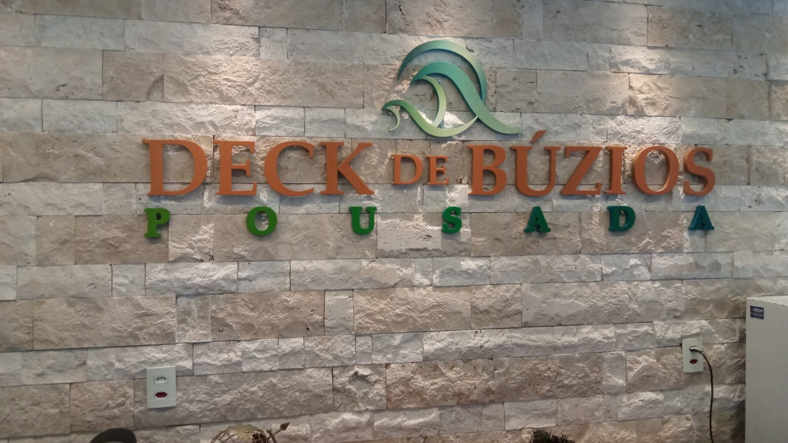 Letra caixa iluminada na recepção da pousada Deck de Búzios — projeto Criart