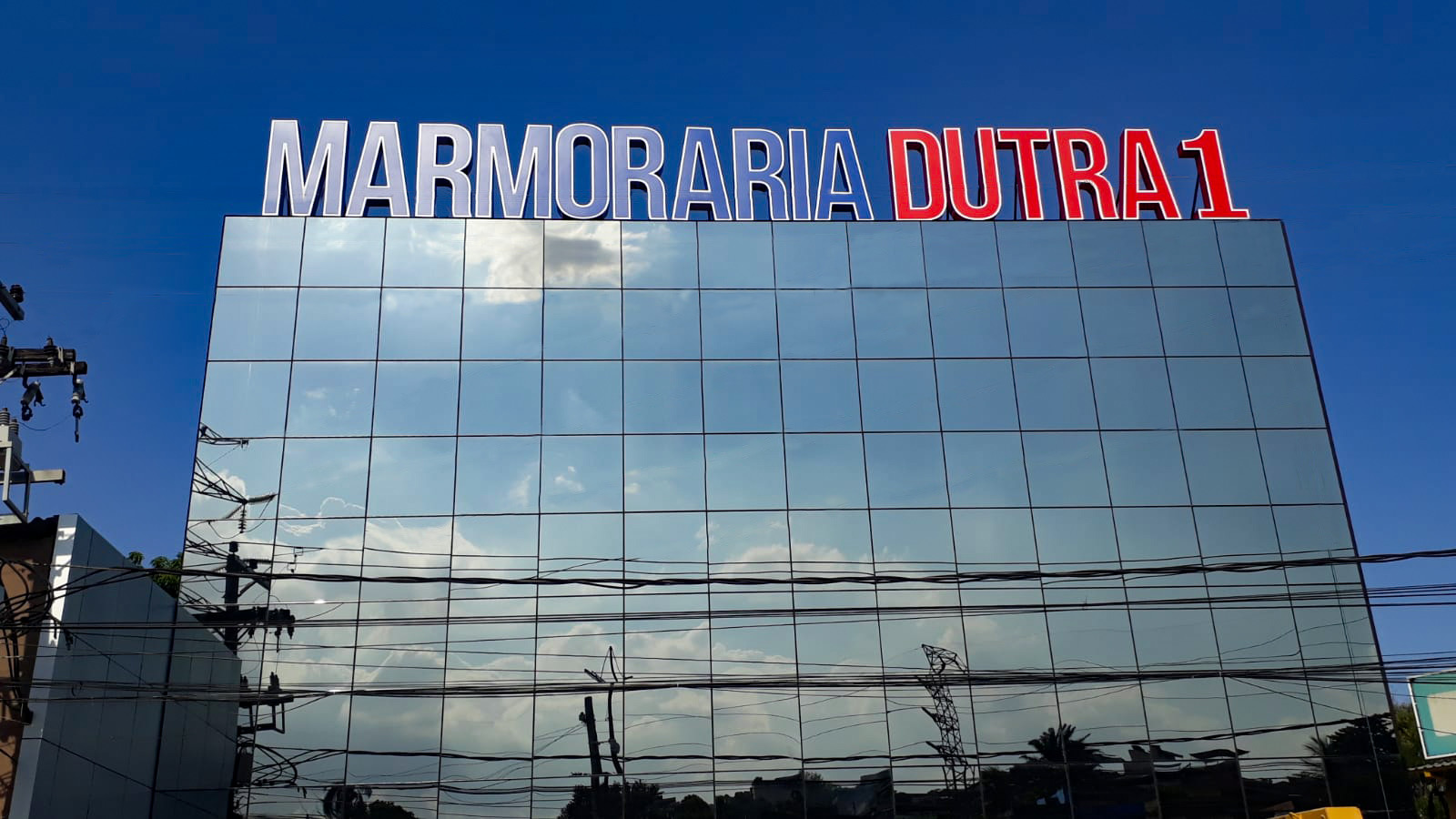 Letreiro caixa na fachada da Marmoraria Dutra 1 — projeto Criart
