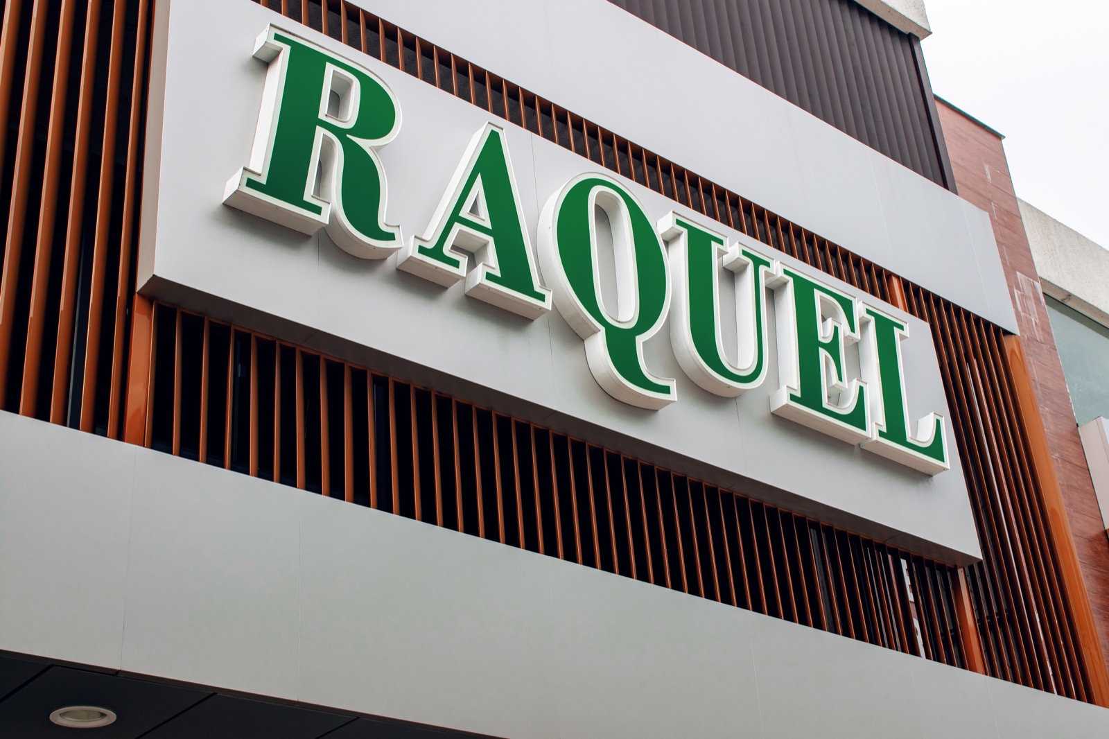 Letra caixa instalada na fachada da Raquel — projeto Criart